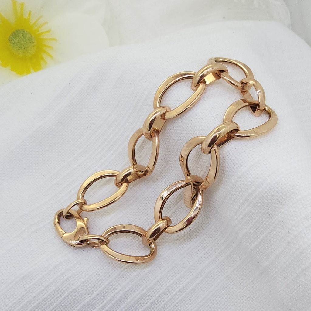 This elegant 14K rose gold link bracelet offers a beautiful balance of classic style and bold presence. Crafted with high-polish oval links and a warm rosy glow that looks stunning worn alone or layered with other precious metal favorites.

