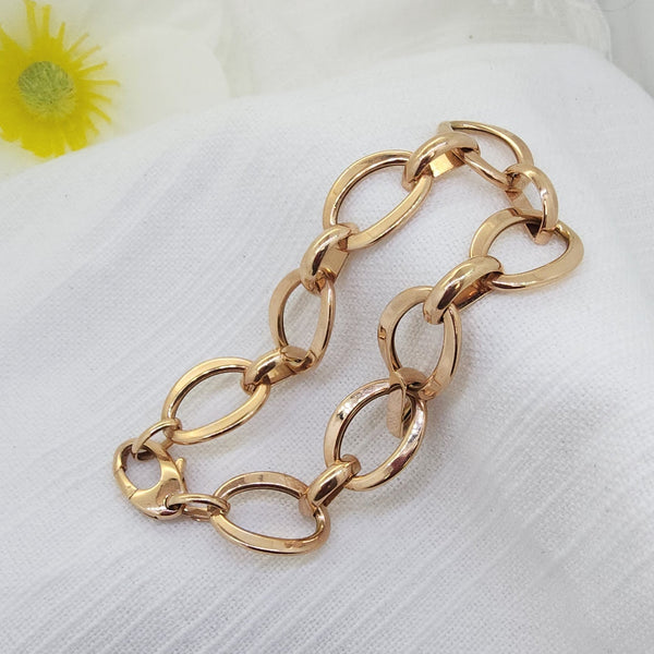 This elegant 14K rose gold link bracelet offers a beautiful balance of classic style and bold presence. Crafted with high-polish oval links and a warm rosy glow that looks stunning worn alone or layered with other precious metal favorites.

