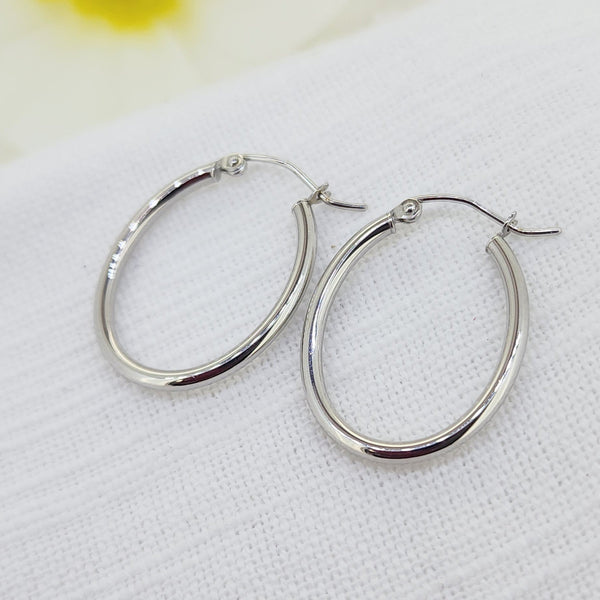 14k White Gold Oval Hoop Earrings
These classic oval hoop earrings are crafted in 14k white gold with a sleek, high-polish finish. Lightweight and comfortable, their timeless design makes them an easy everyday essential while still offering a refined, elegant look.
Details:
Metal: 14k white gold
Style: Oval hoop earrings
Total weight: 1.40 grams
Length: 25.50mm
Width: 19.50mm
Closure: Hinged hoop with snap closure
Condition: New
A versatile staple that pairs beautifully with both casual and dressy